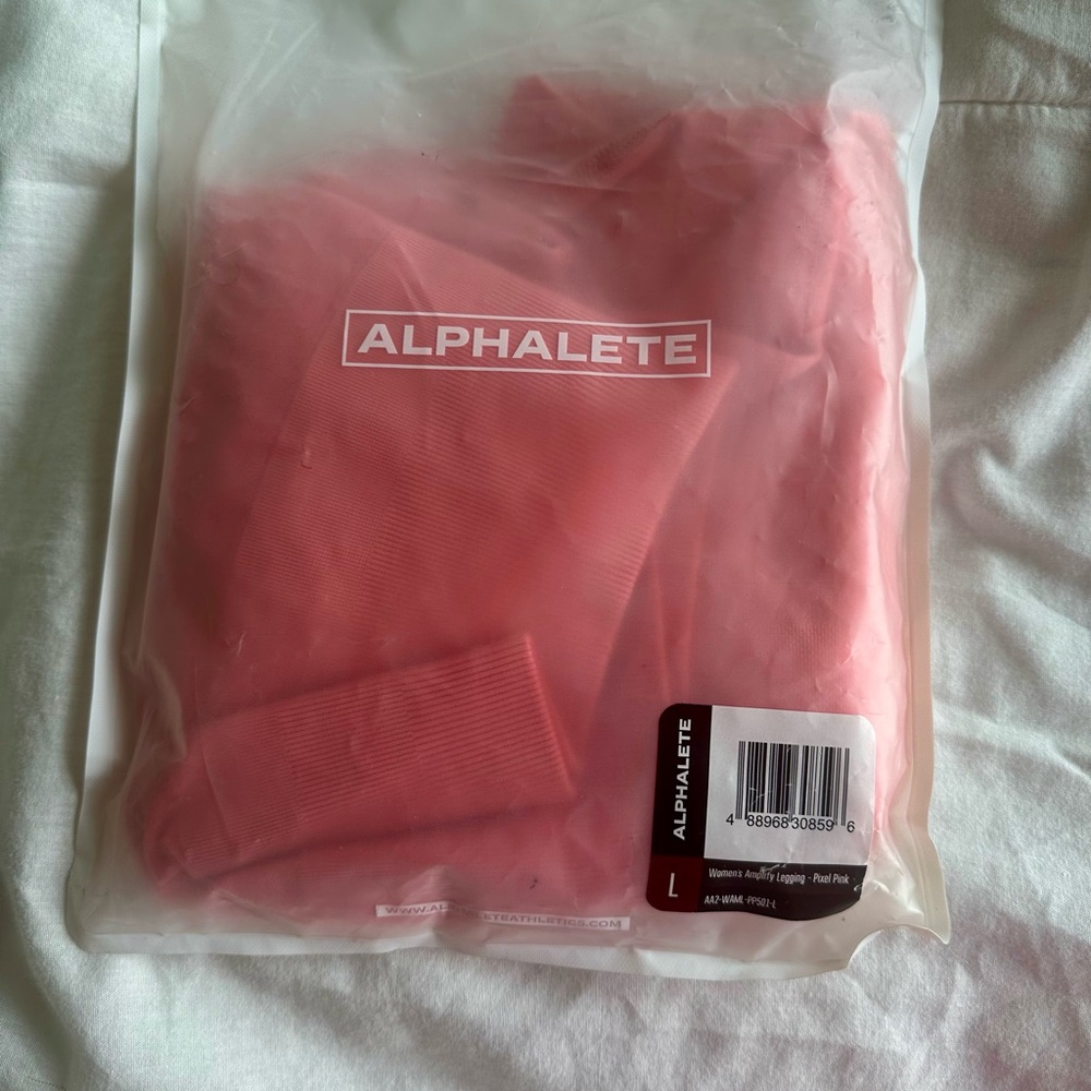 Alphalete Women’s Amplify Legging - Pixel Pink
NWT
NEVER WORN 
Did not fit me!